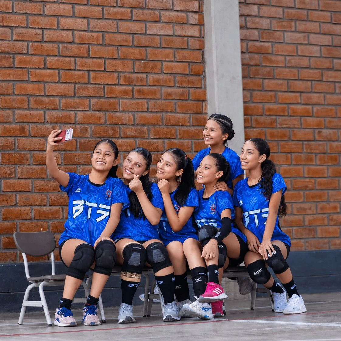 Equipo de voleibol reunido dentro de la cancha