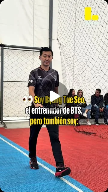El entrenador Byung Tae Seo sostiene un implemento de limpieza dentro de la cancha