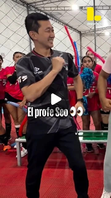 El entrenador Byung Tae Seo sonríe junto a deportistas del club