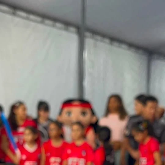 Integrantes del club y la mascota Latinita durante la visita de Latina Deportes