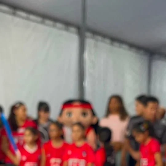 Integrantes del club y la mascota Latinita durante la visita de Latina Deportes