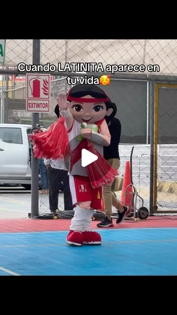 La mascota Latinita camina dentro de una cancha de voleibol