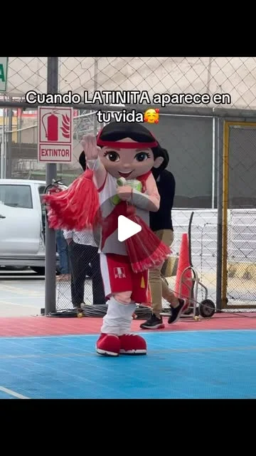 La mascota Latinita camina dentro de una cancha de voleibol