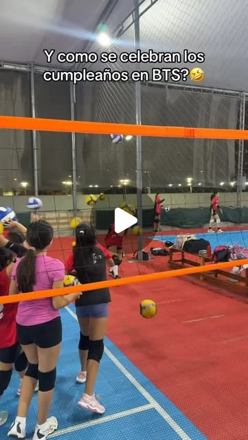 Deportistas del club celebran un cumpleaños junto a la red de voleibol
