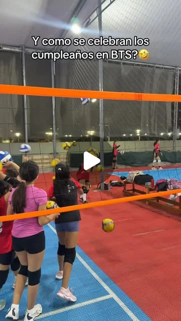 Deportistas del club celebran un cumpleaños junto a la red de voleibol