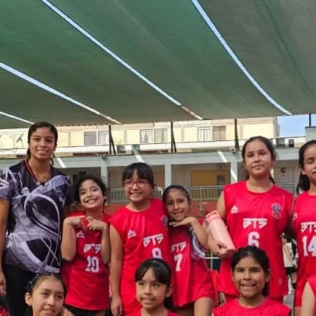 Equipo del Club Deportivo BTS posa unido después de una competencia
