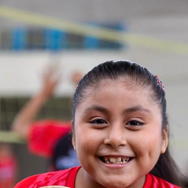 Joven deportista del Club Deportivo BTS sonríe frente a la cámara