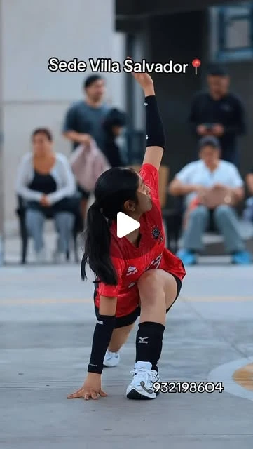 Jugadora realiza un ejercicio defensivo durante un entrenamiento de voleibol